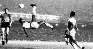 Imagem do "Rei" Pelé dando um chute "bicicleta", utilizada para nomeá-lo como melhor jogador de todos os tempos