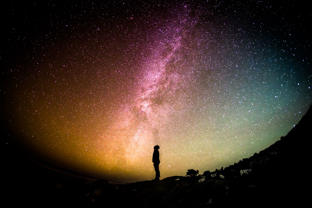 Foto de um indivíduo contemplando o céu e o espaço